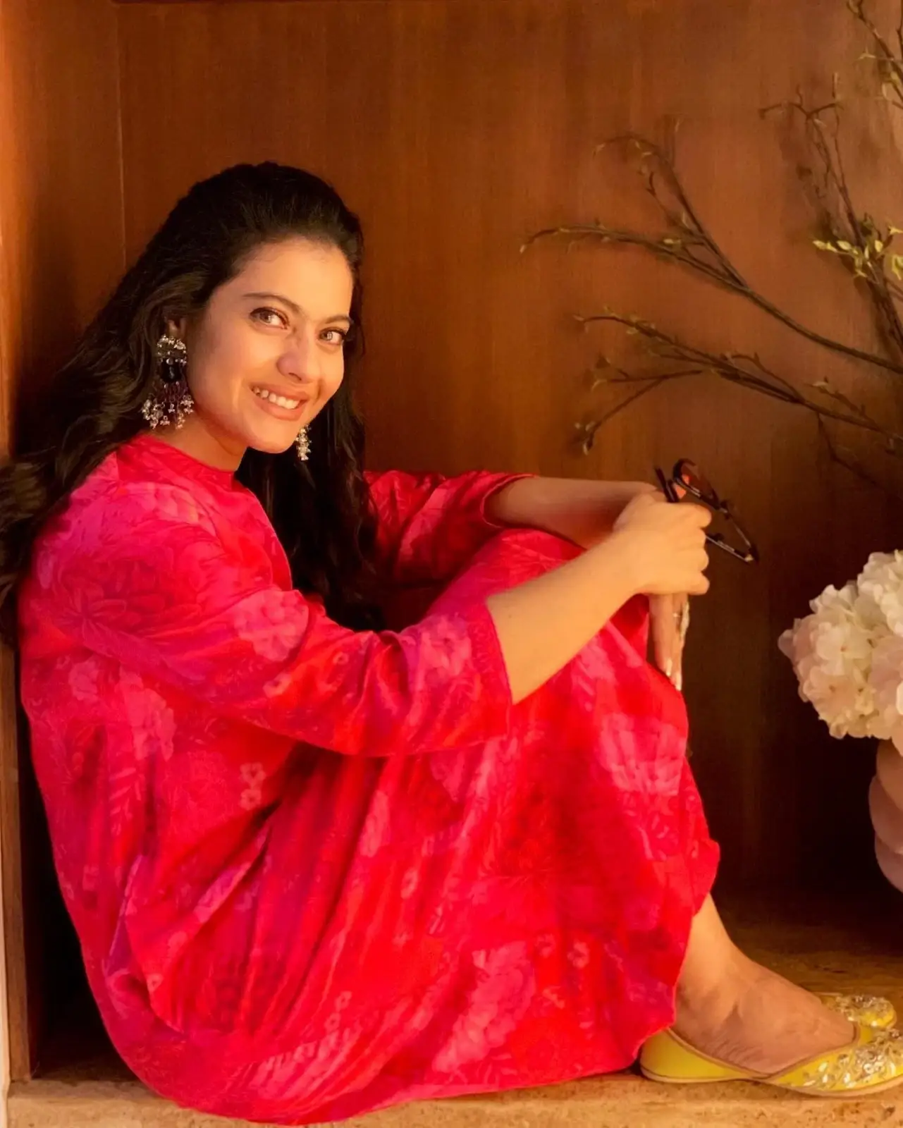 INDIA S RICHEST WOMEN KAJOL DEVGN IMAGES IN TRADITIONAL RED COLOR DRESS 4